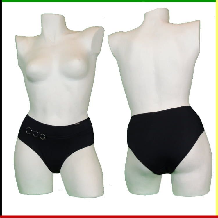 Vooraanzicht en achteraanzicht van een witte mannequin torso met zwarte, hooggesloten onderbroek met zilveren ringen.