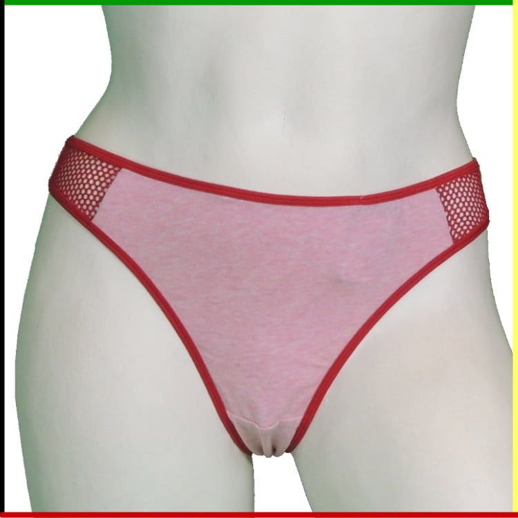 Twee mannequins tonen roze lingerie; voor- en achterkant.
