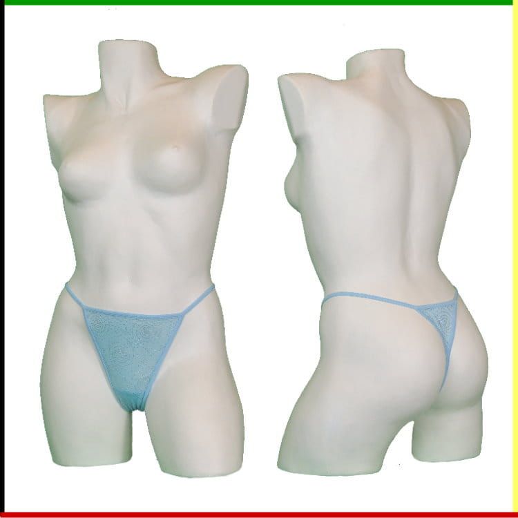 Twee witte mannequin torso's: vooraanzicht en achteraanzicht, met een lichtblauwe string aan.