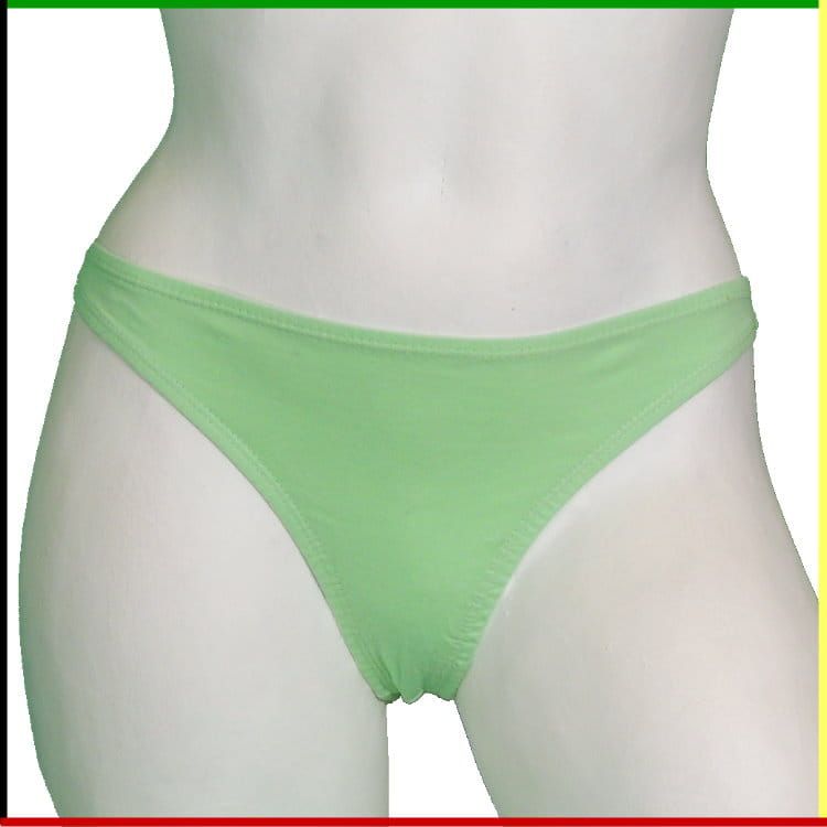 Drie witte torso-mannequins met ondergoed in verschillende kleuren: groen, roze en geel.