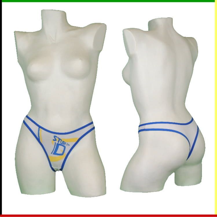 Twee witte mannequin torso's met blauw-wit ondergoed aan.