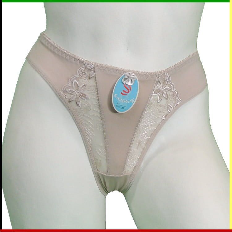 Vooraanzicht en achteraanzicht van een witte torso-mannequin met beige stringondergoed met kanten details.
