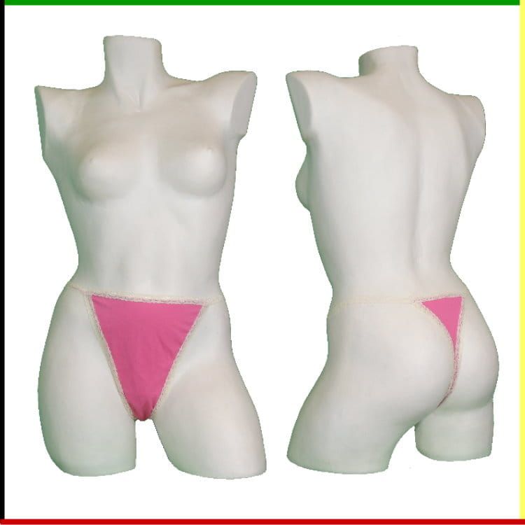 Mannequin torso met roze driehoekig bikinibroekje, voor- en achterkant.
