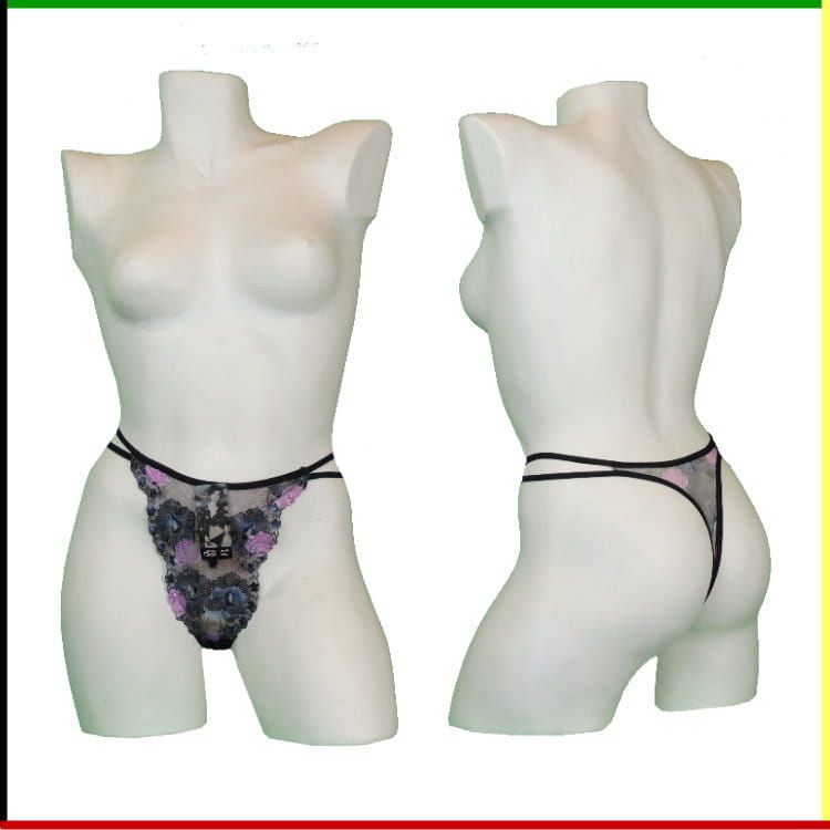 Witte mannequin torso met doorschijnende zwarte en paarse string met bloemenprint, voor- en achterkant.