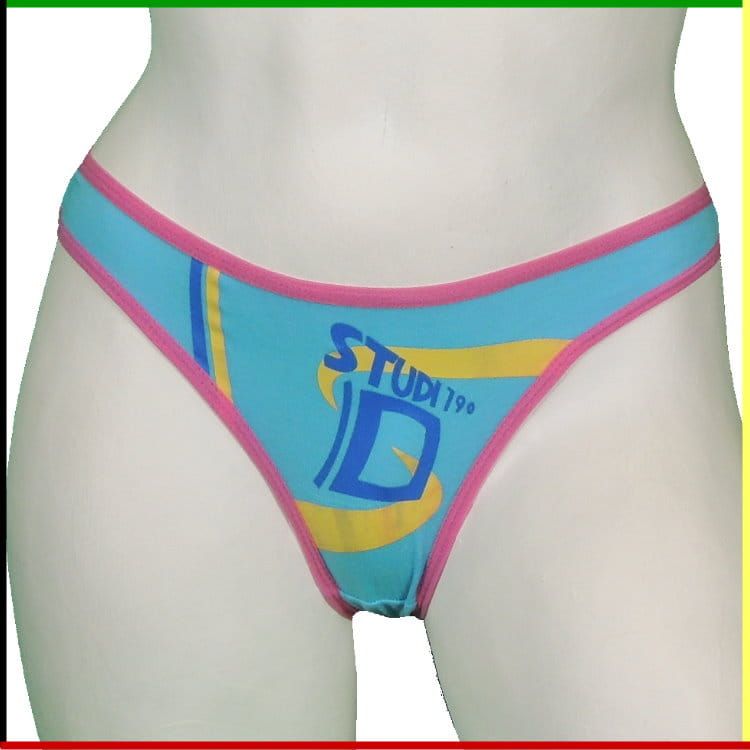 Twee witte mannequins, voor- en achterkant, met blauwe bikinibroekjes met logo.