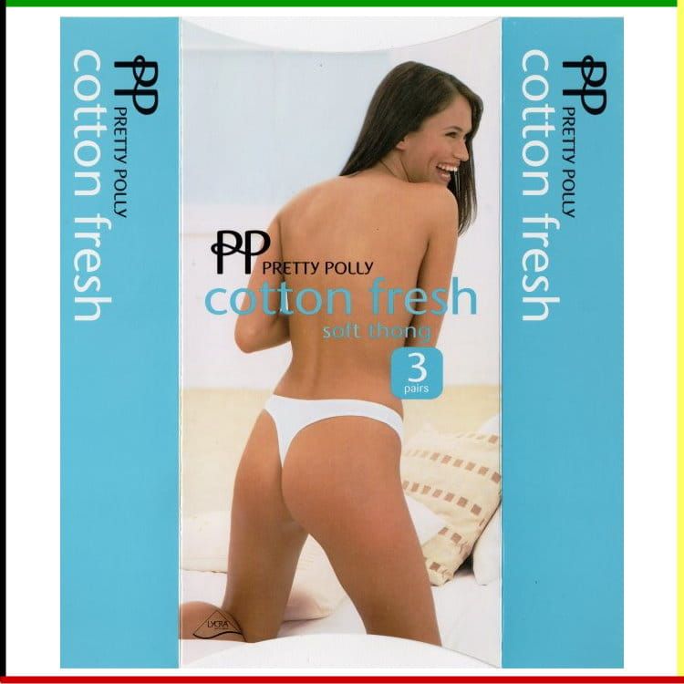 Vrouw met witte string poseert in de verpakking van Pretty Polly 