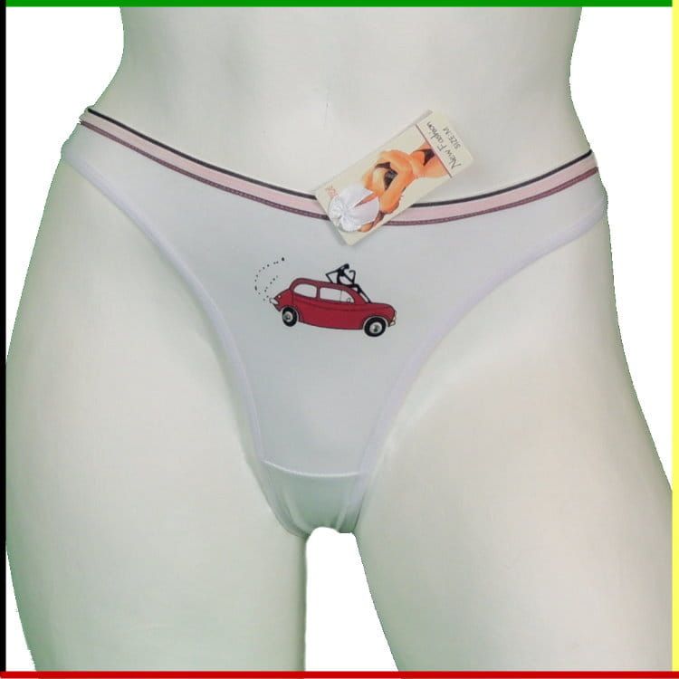 Mannequin met wit ondergoed; van voren is een rode auto te zien, van achteren een string.