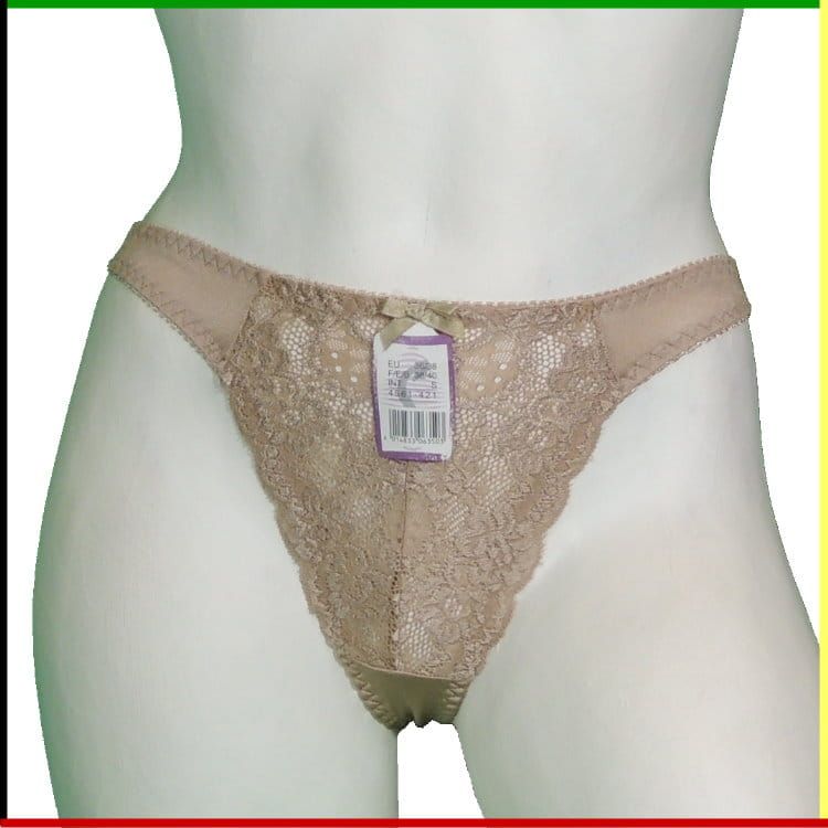 Twee torso's van paspoppen, gekleed in beige kanten stringondergoed, voor- en achterkant.