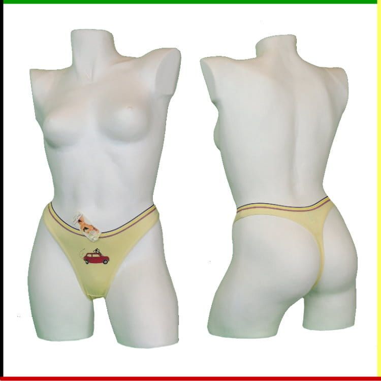 Een gele string voor dames op een witte paspop. Op de voorkant is een auto-ontwerp te zien, op de achterkant de vorm van de string.