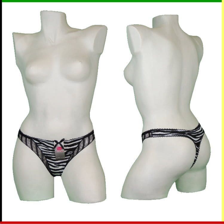Vrouwelijke mannequin met zebraprint stringondergoed. Vooraanzicht en achteraanzicht.