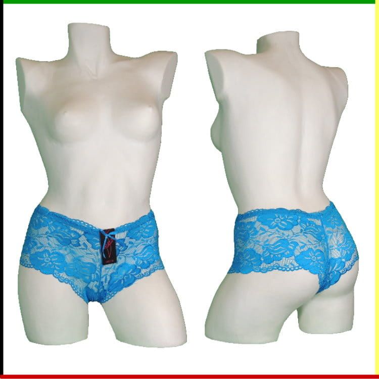 Blauwe kanten jongensshort op een witte torso-mannequin, voor- en achterkant.