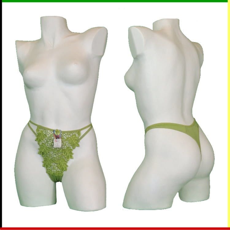 Twee witte torso-mannequins. De ene is van voren te zien en draagt een groene kanten string, de andere is van achteren te zien en draagt dezelfde string.