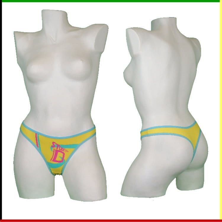Een wit mannequin torso met een geel en blauw bikinibroekje.