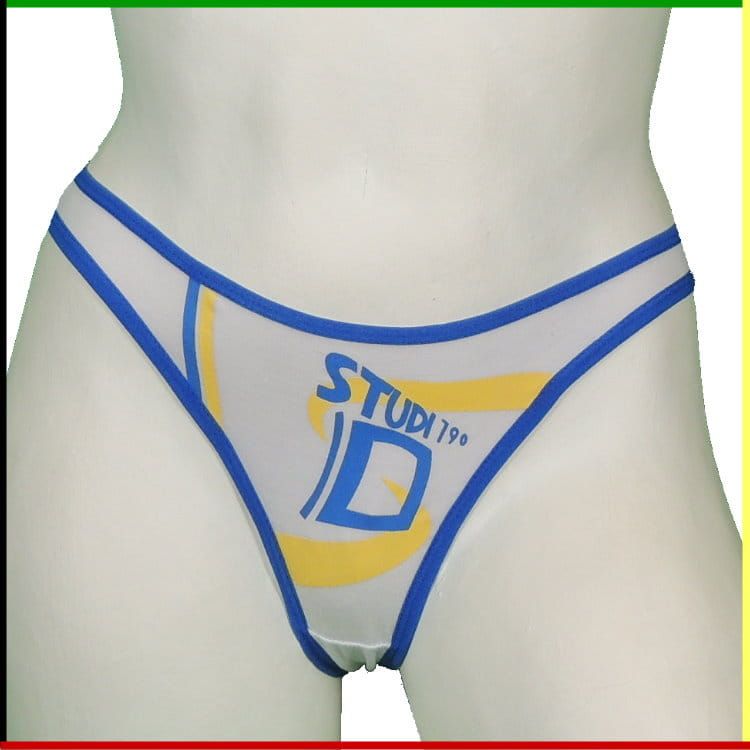 Twee witte mannequin torso's met blauw-wit ondergoed aan.