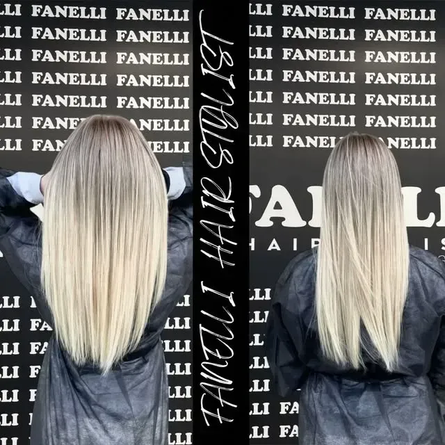 Applicazione della tintura per capelli su capelli avvolti nella stagnola, secondo un procedimento tipico dei saloni di bellezza.