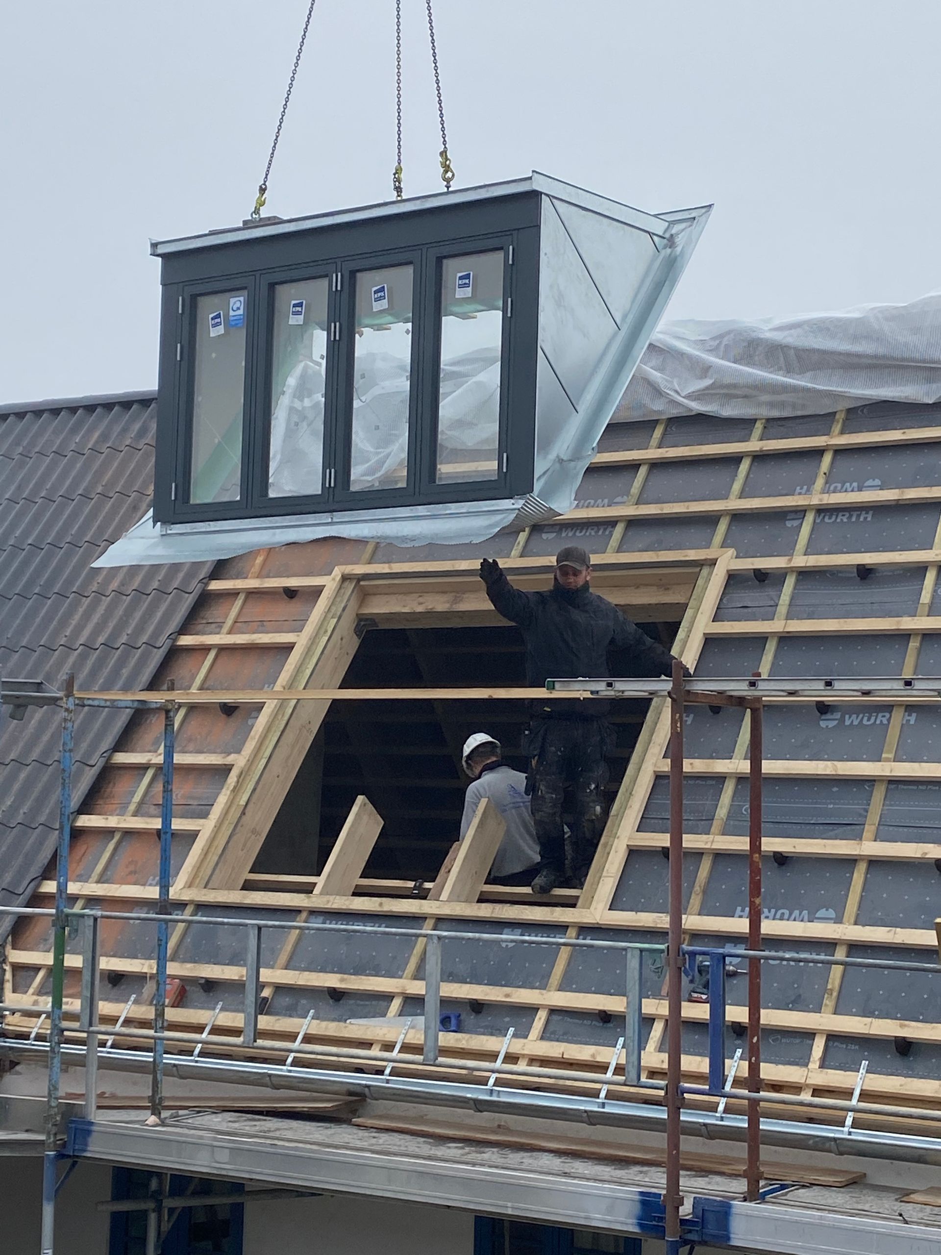 Foto af tagkvist der hejses ned mod taget