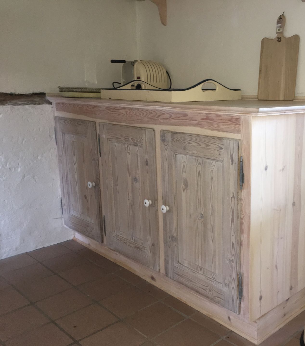 Foto af nyrestaureret køkkenskab