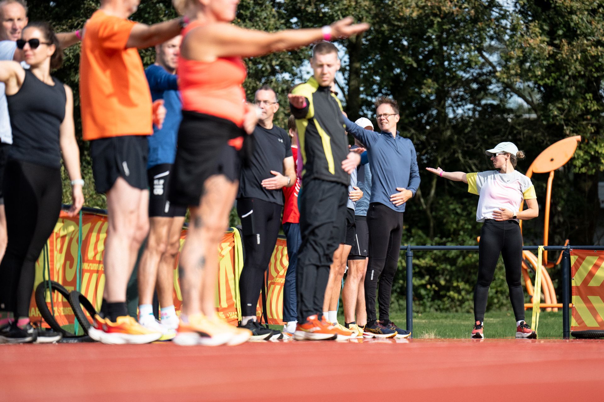 Hardlopers tijdens de warming-up van de Valley Running Day 2024