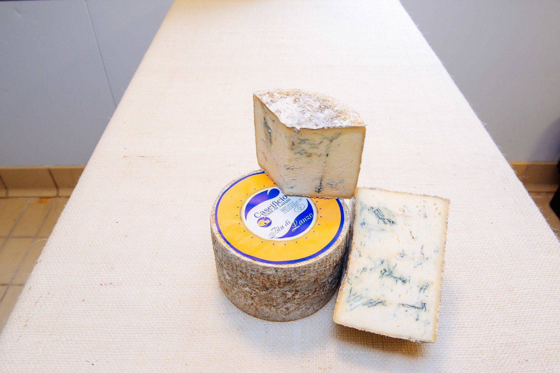 Tre pezzi di formaggio sono impilati uno sopra l'altro su un tavolo