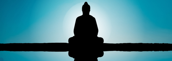 Silueta de un Buda meditando contra un cielo azul degradado.