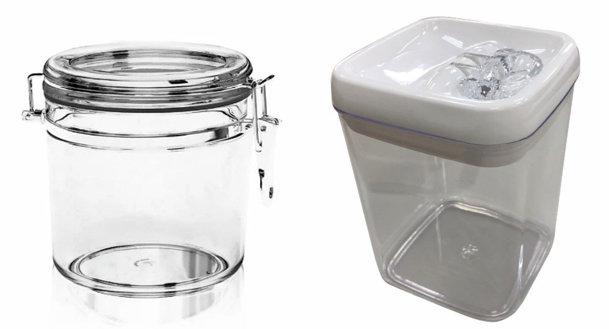 兩個透明的空塑膠食品儲存容器；一個圓形，帶金屬扣；食品容器