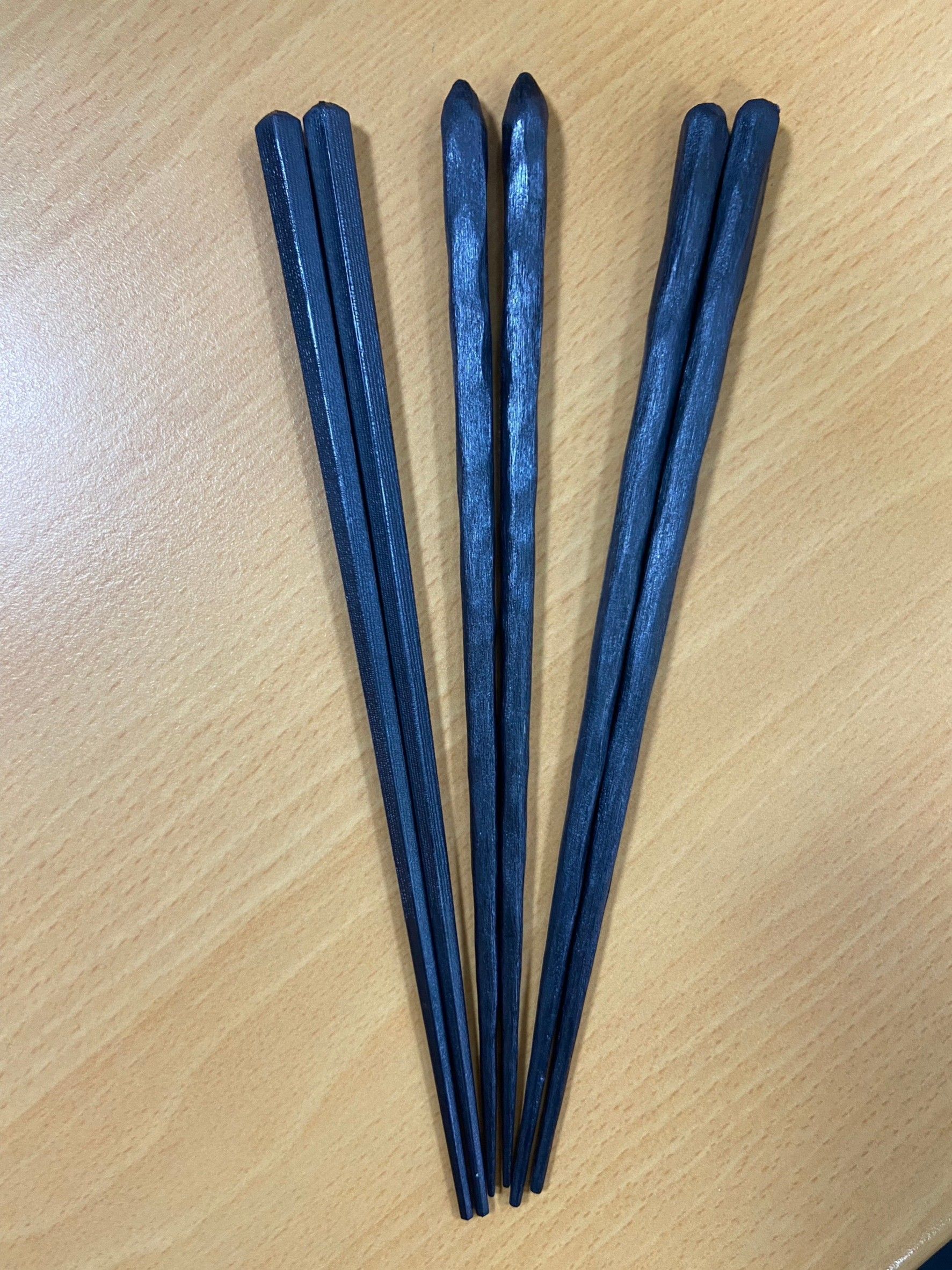 三根深藍色筷子、耐溫塑膠筷。