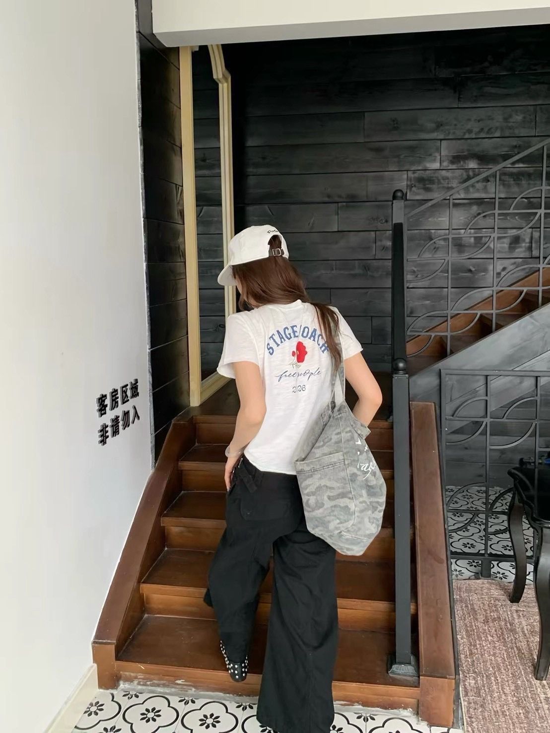 260805百搭修身顯瘦美式復古後背花朵英文ㄒ恤