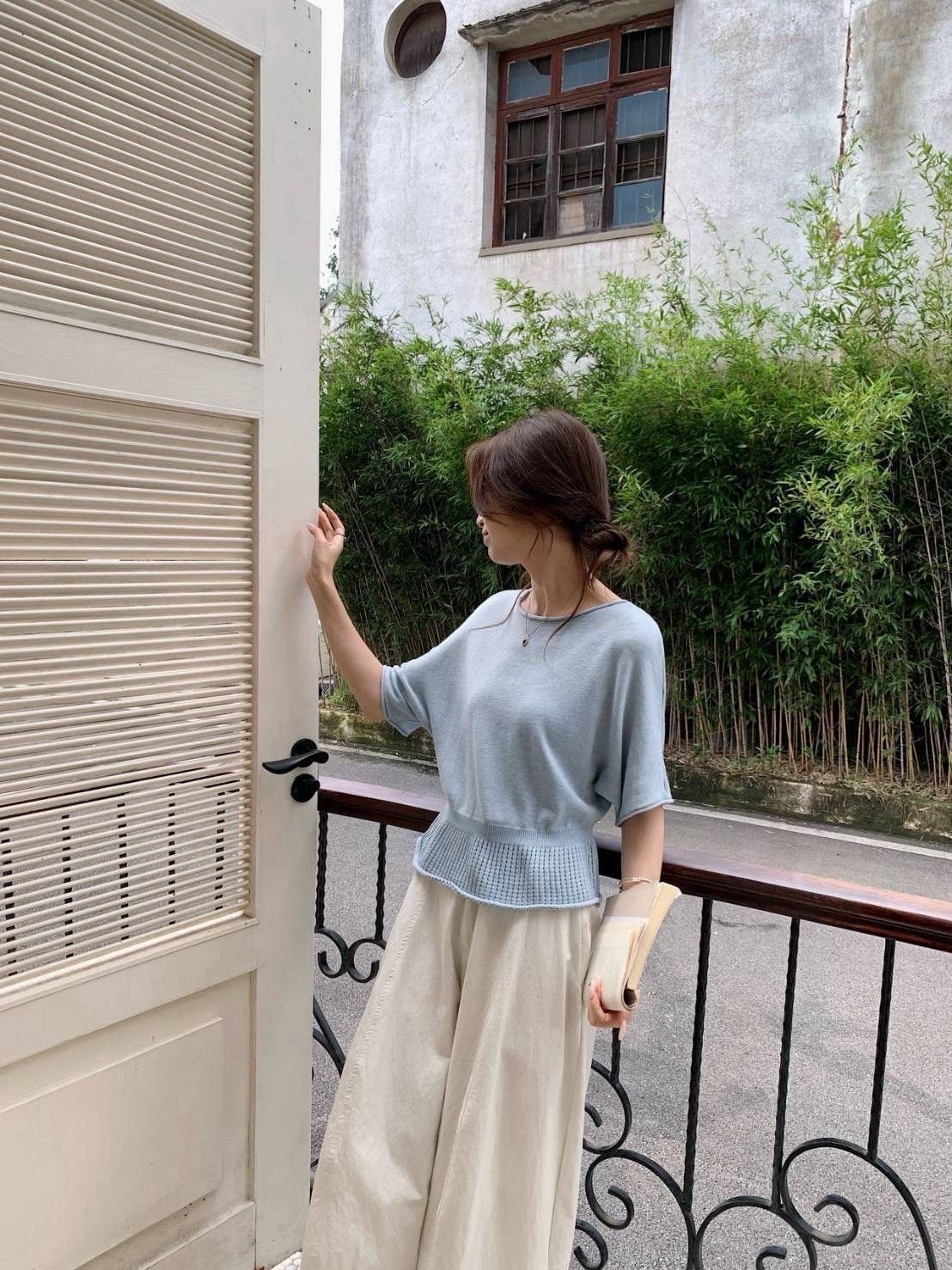 260822鏤空收腰拼接針織上衣