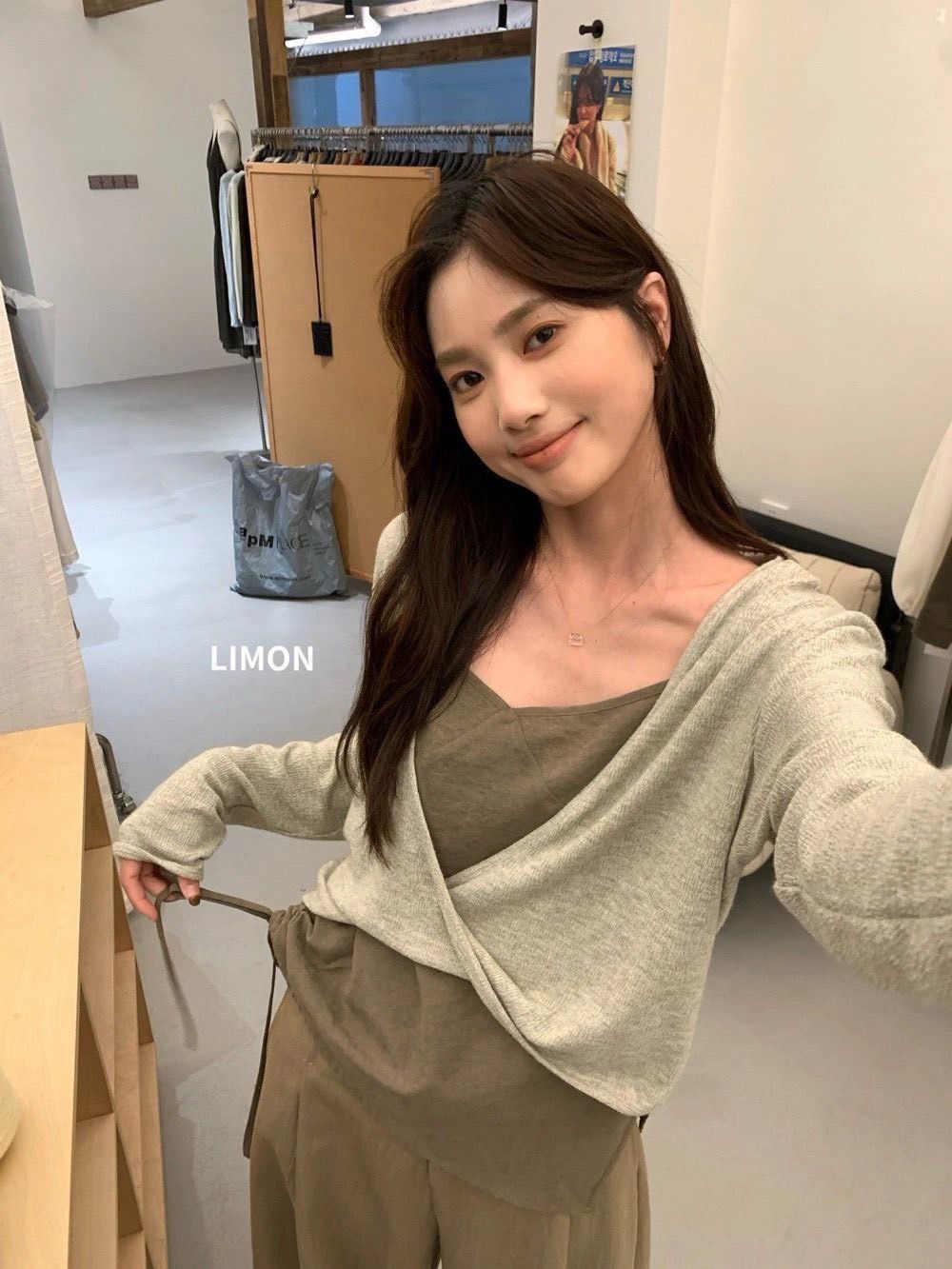 260909正版檸檬綠茶韓女疊穿真兩件扭結罩衫加吊帶背心 套裝