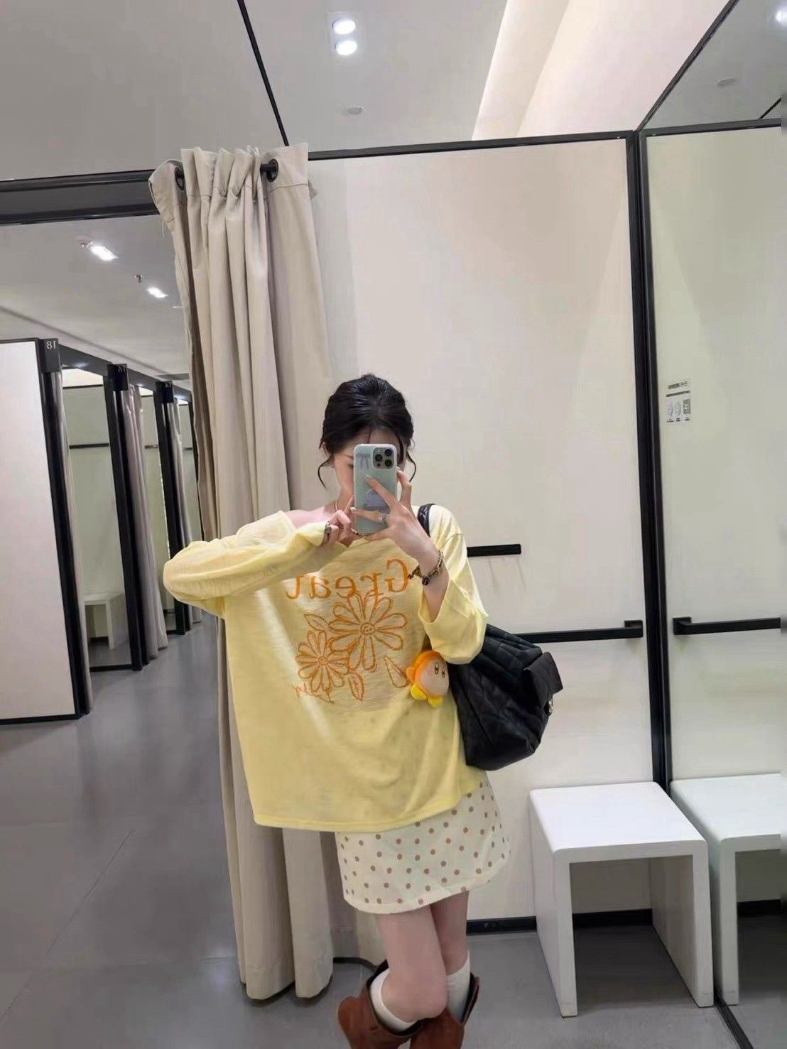 260807韓系多巴胺花朵微露肩寬鬆上衣