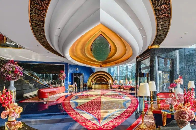 hotel di lusso, la ristrutturazione e studio degli interni dona agli spazi un'anima unica