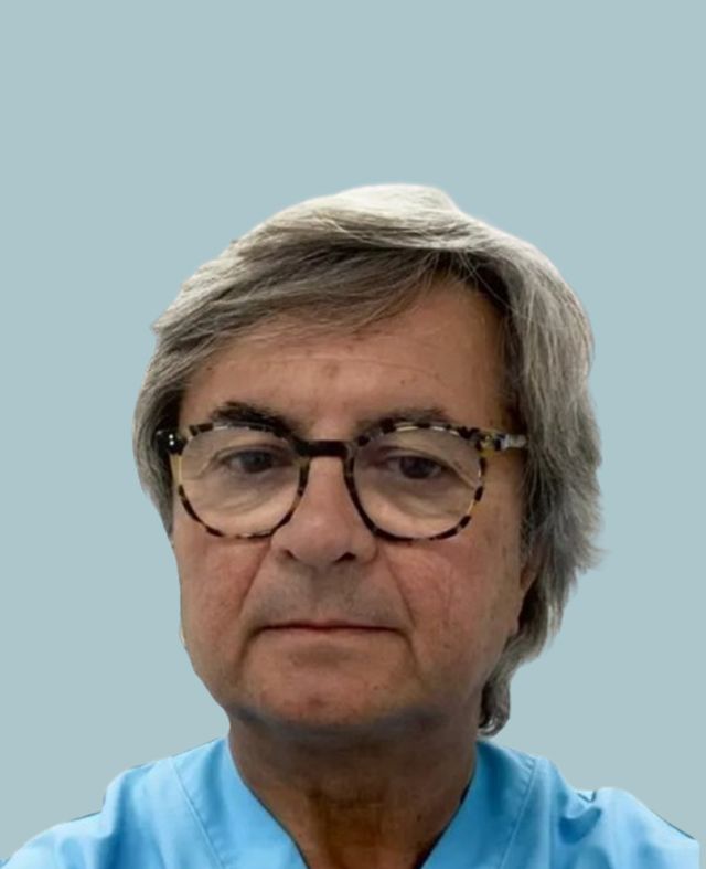 Un uomo che indossa occhiali e un camice blu