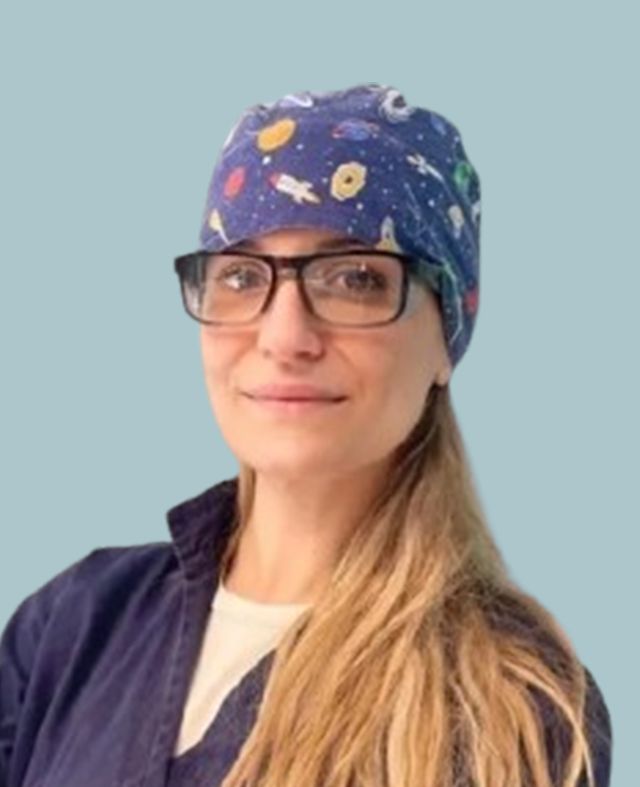 Una donna che indossa una camicetta blu con il nome Lara sopra