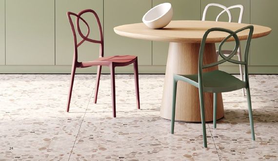 Zona pranzo allestita nello showroom