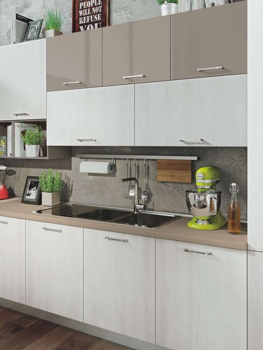 Cucina contemporanea serale con isola e illuminazione calda