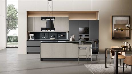 Cucina moderna con isola e frontali opachi