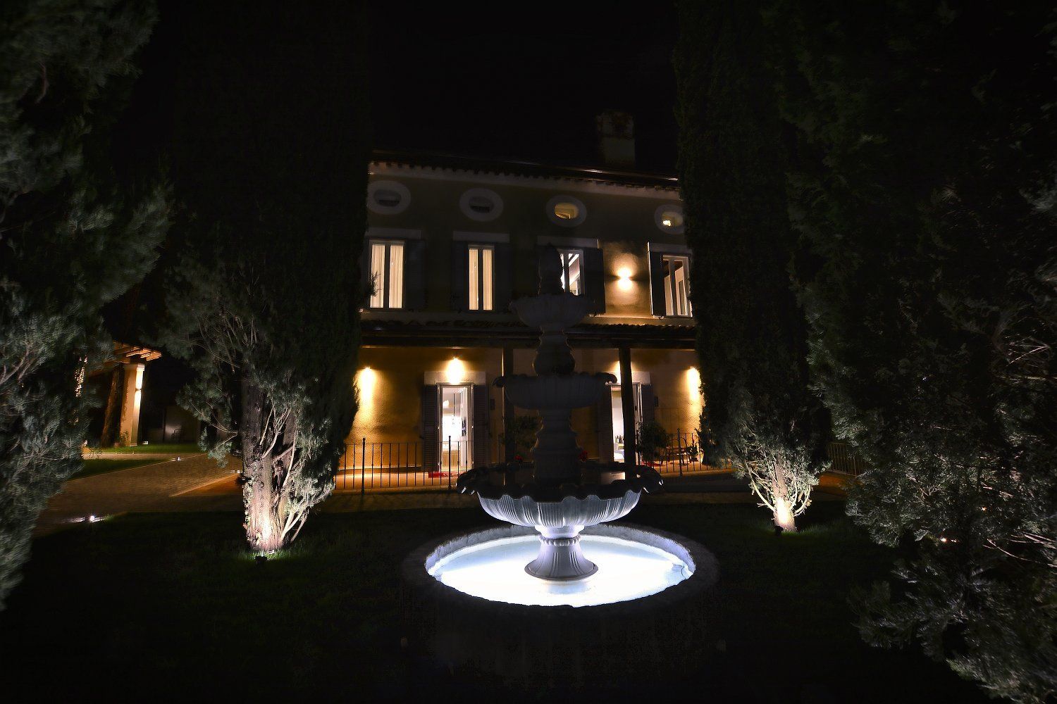 Corte Sospesa - Fontana di notte