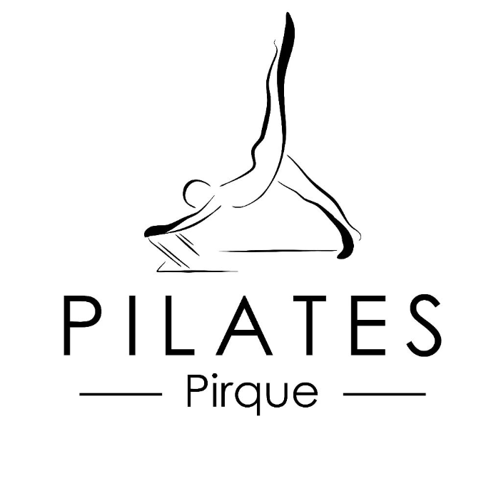Un logotipo en blanco y negro para Pilates Pirque con un dibujo de una persona haciendo pilates.
