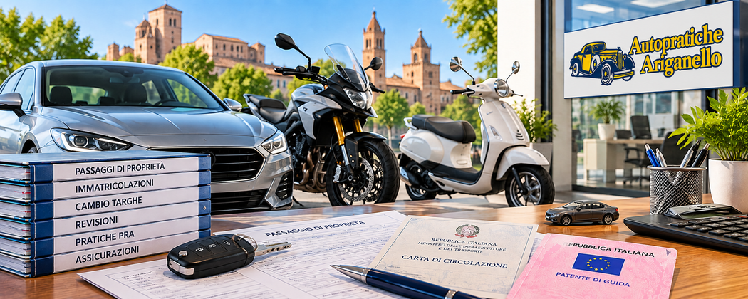 Esposizione di auto, moto, uno scooter e scatole di prodotti a uno stand di una fiera di strada all’aperto