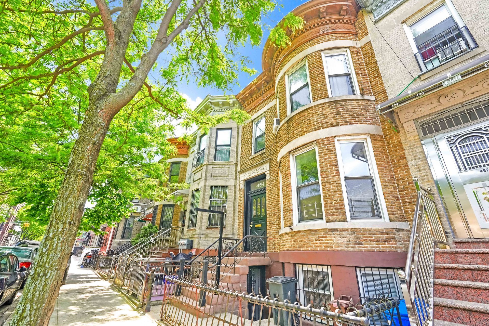 A row of brick houses sitting next to each other on a city street.