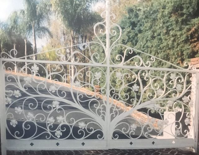 Wide Heart-Shaped White Gate