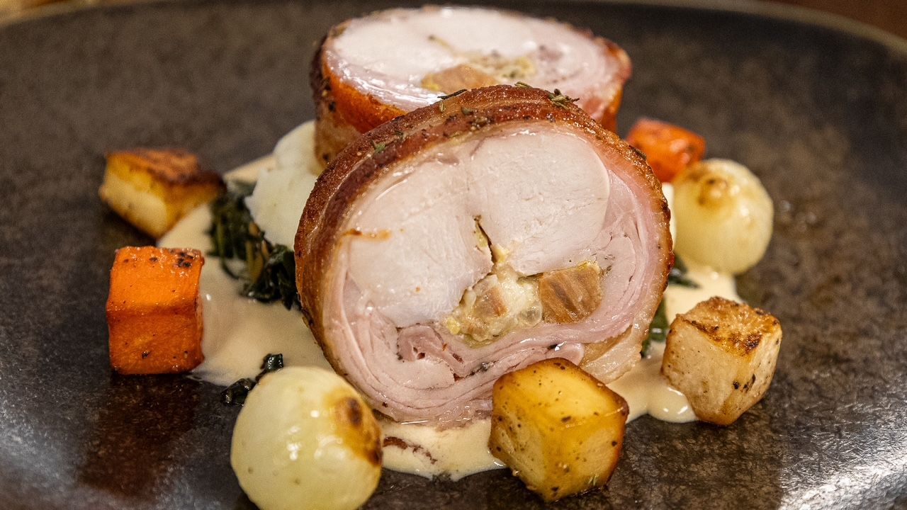 Boneless stuffed rabbit saddle with creamed cabbage, leeks and pancetta