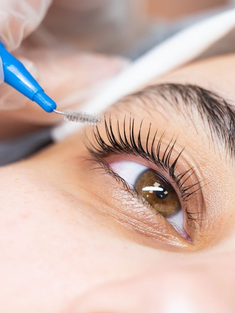 woman getting lash lift