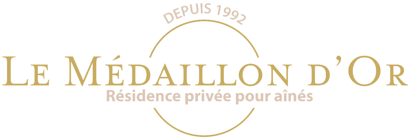 Logo doré du Médaillon d'Or, résidence privée pour seniors, fondée en 1992, sur fond blanc.