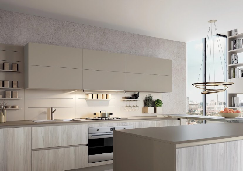 Cucina moderna con mobili in legno chiaro, ripiani grigi e ampia finestra.
