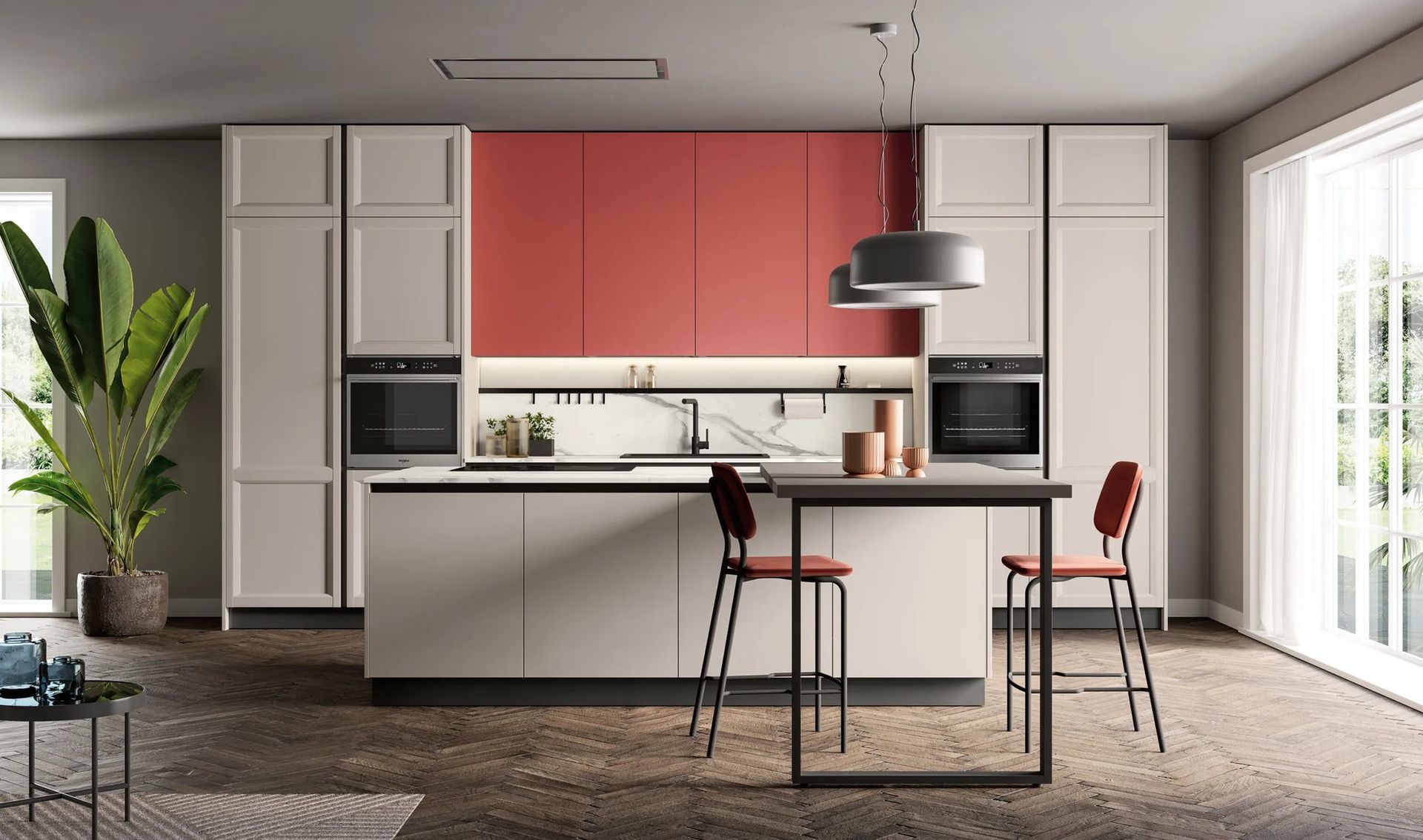 Cucina moderna con mobili color crema, parete color corallo, isola con sgabelli e ampie finestre.