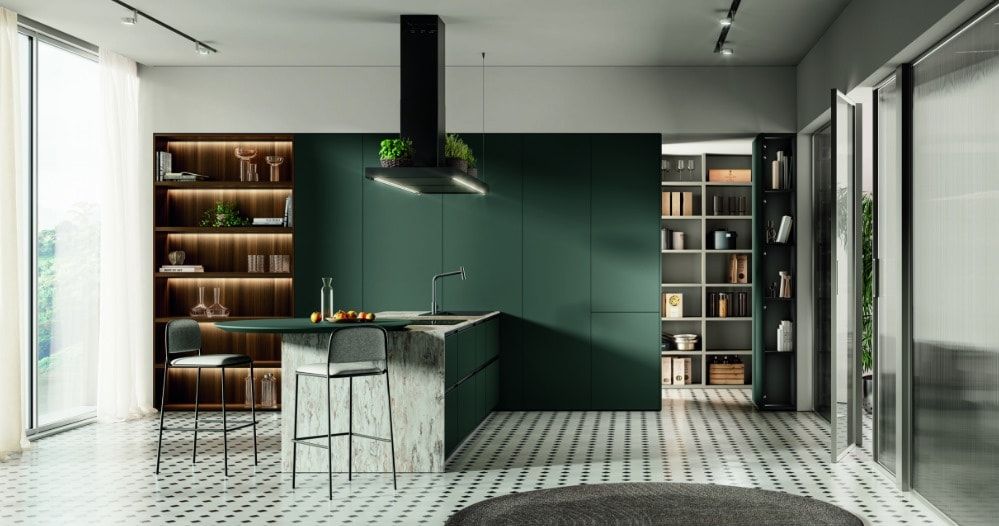 Cucina moderna con mobili verdi, isola in marmo e librerie integrate.
