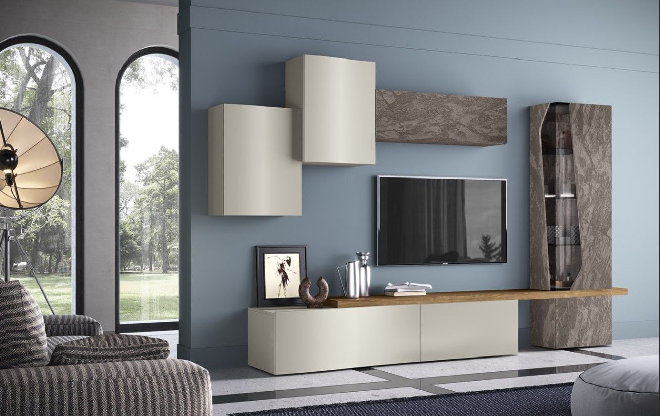 Soggiorno moderno con parete blu, mobili beige sospesi e mobile porta TV in legno.