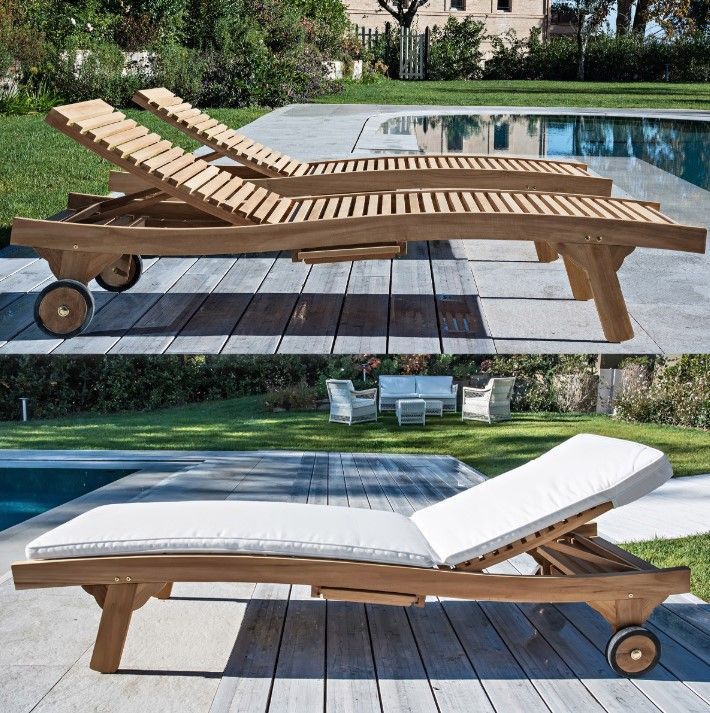 Due chaise longue in legno a bordo piscina. Una delle due è raffigurata con un cuscino bianco.