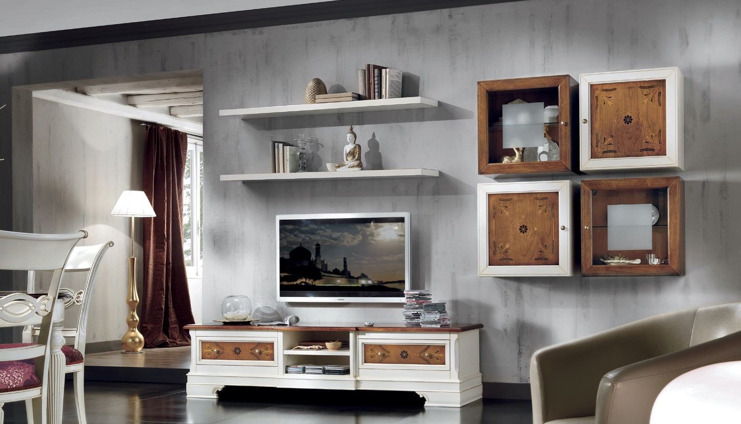 Soggiorno con mobili bianchi e marroni, TV, scaffali e pannelli decorativi a parete.